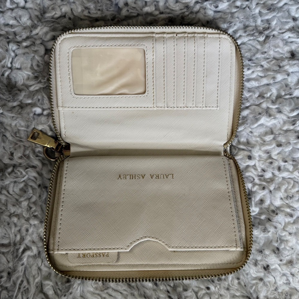 Laura Ashley Champagne Quilted Studded Zip‎ Passport Wallet Organizer - Picture 5 of 8